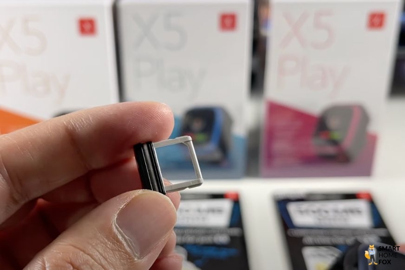 Man sieht, wie der SIM-Schacht der XPLORA X5 geöffnet wird.